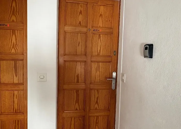 Atico Con Terraza Y Vistas Al Mar En Primera Linea